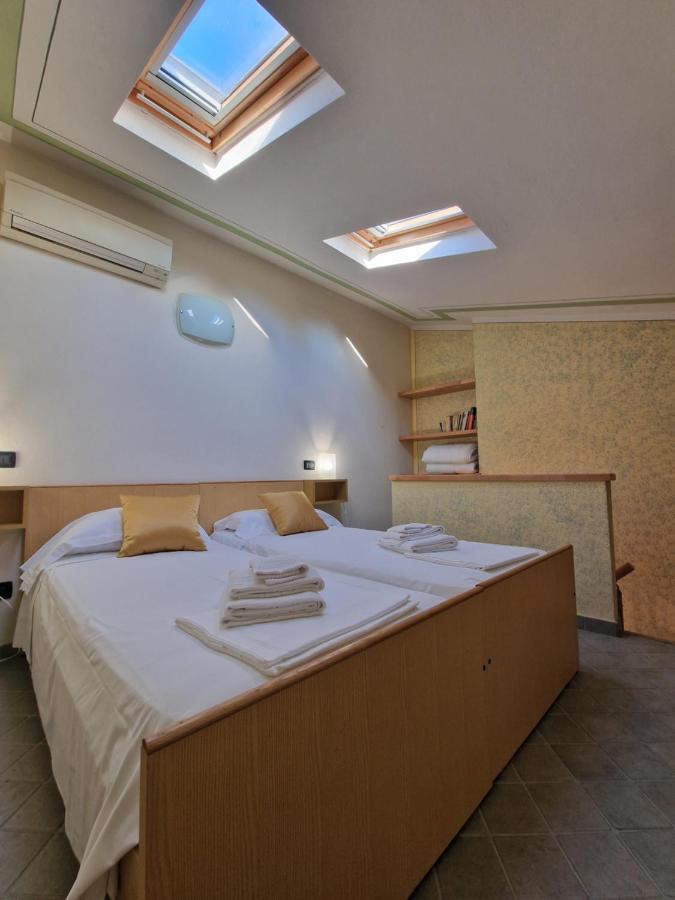 Casa Vittoria Sirmione Punta Gro Con Piscina Apartment Exterior foto